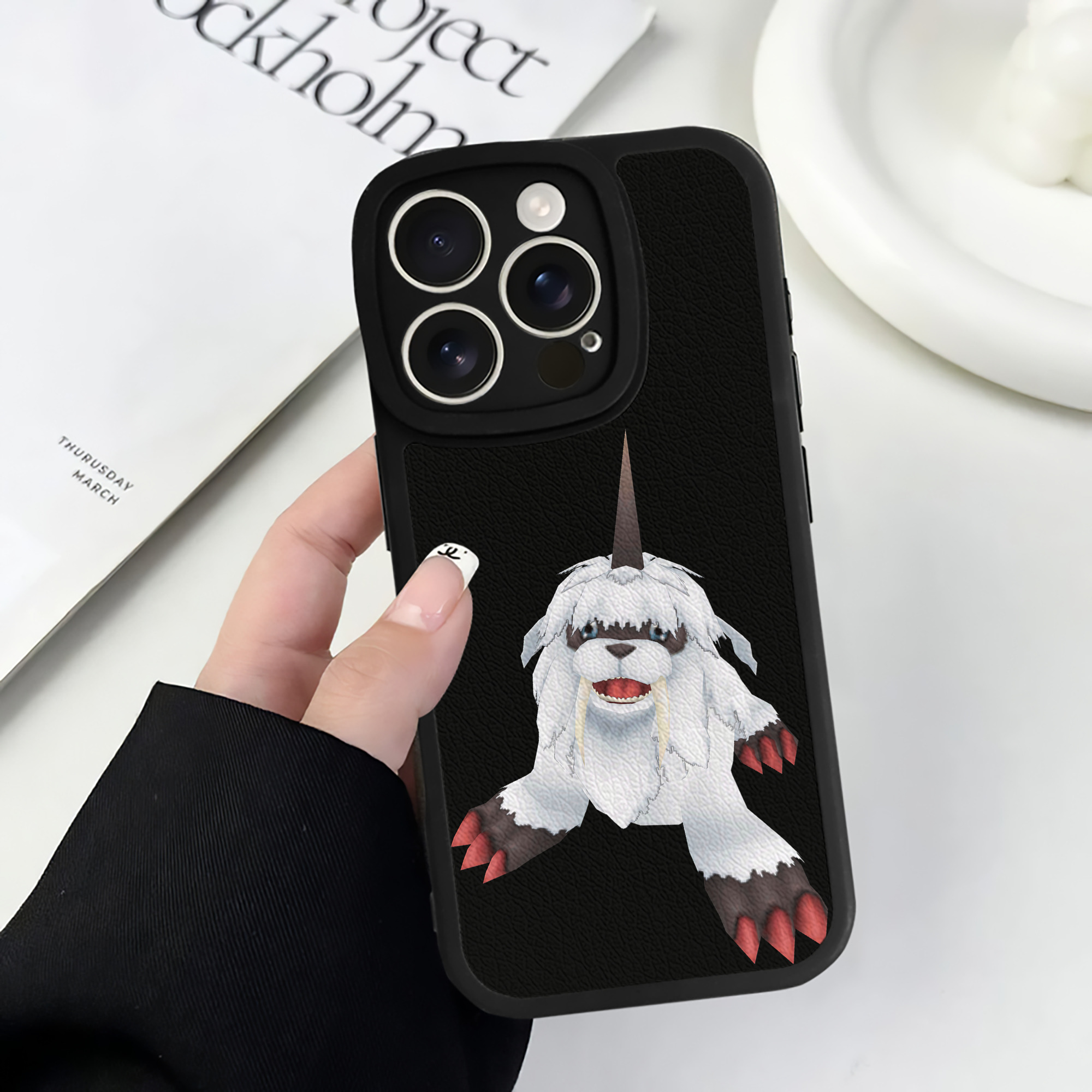 （画像用） Digimon デジタルモンスター/デジモン 【iPhone 16シリーズ対応】シリコンスマホケース（レザー調） 材質：シリコン